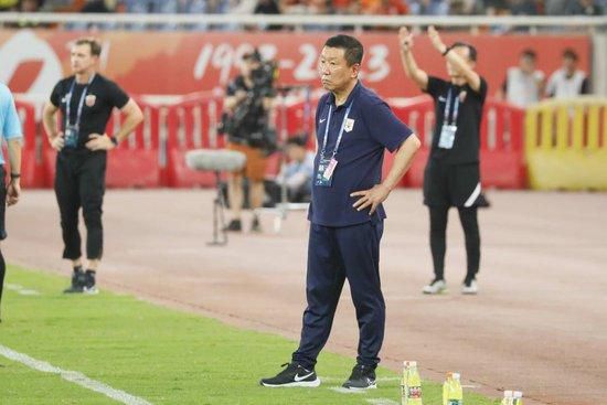 在野外被5个男人躁一夜
