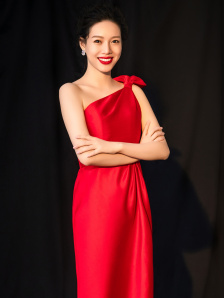 拿刷子刷美国女孩的脚底板心